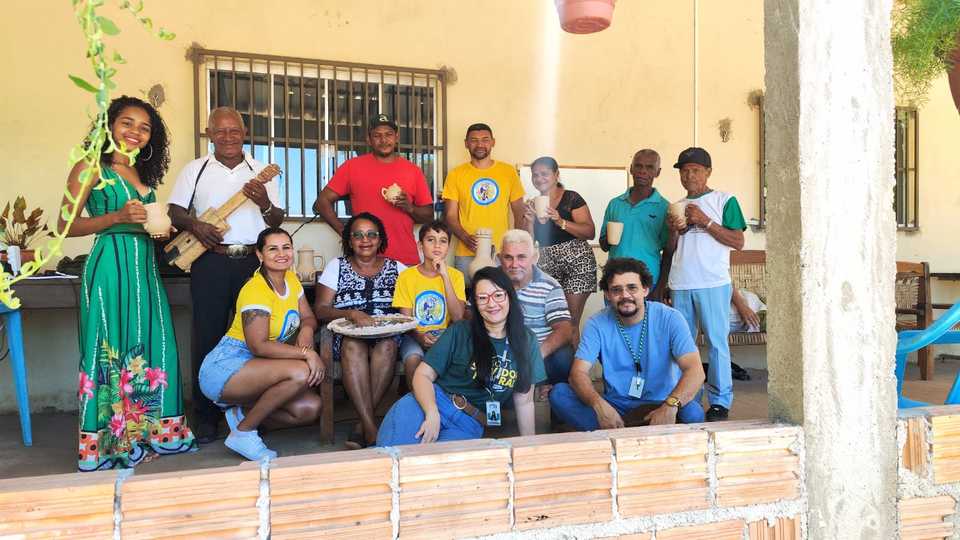 trezes pessoas reunidas para a foto